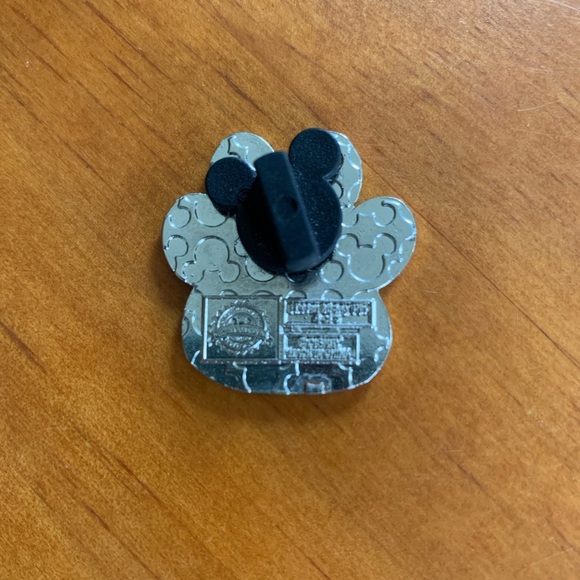 Pumbaa paw print The Lion King Disney pin - Picture 3 of 3